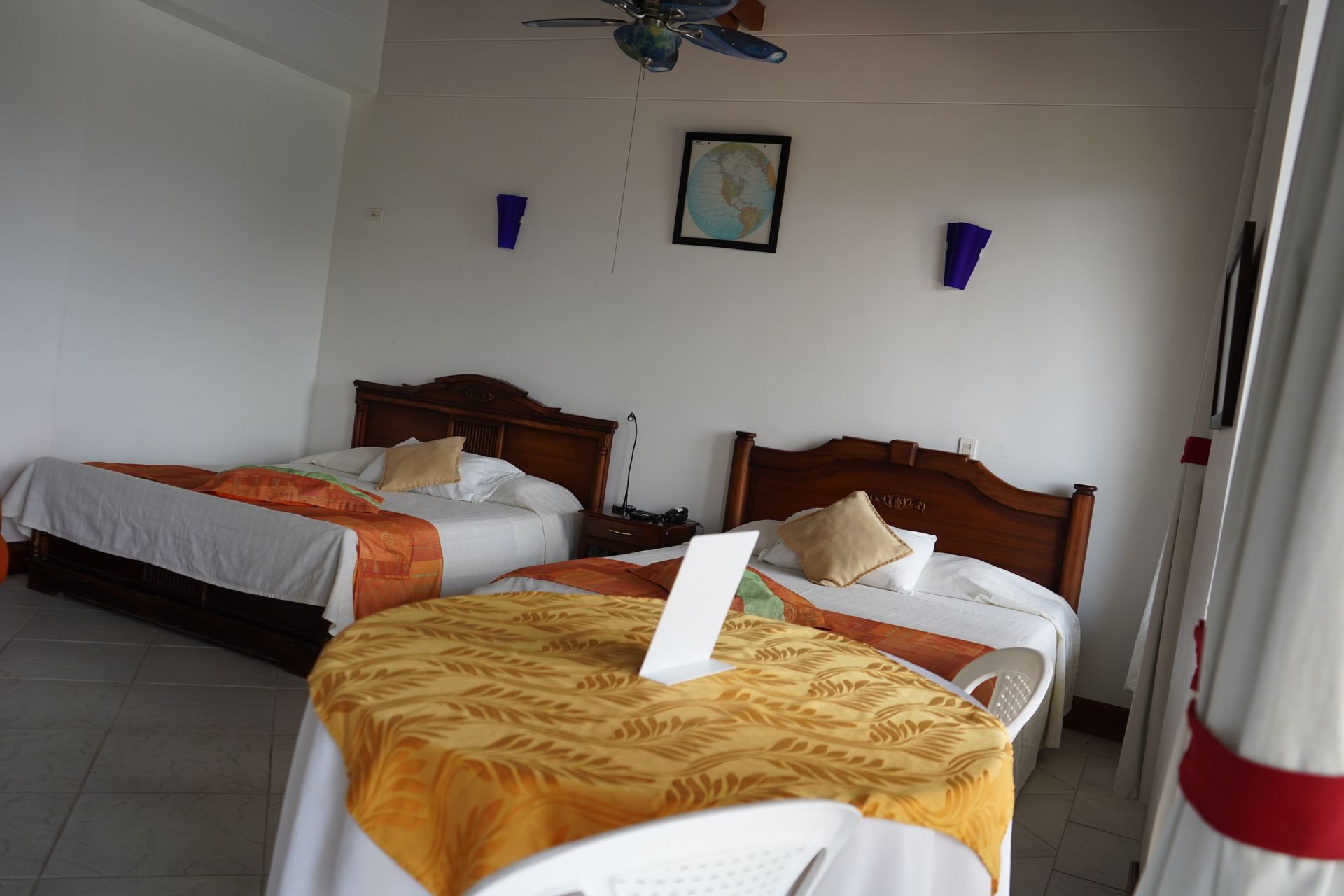 Una habitación de hotel con dos camas y una mesa
