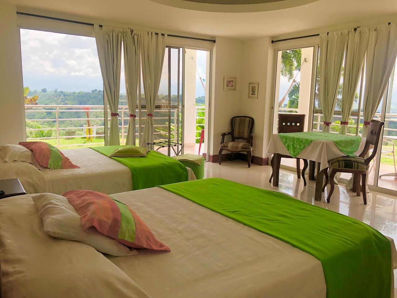 Una habitación de hotel con dos camas, una mesa y sillas.