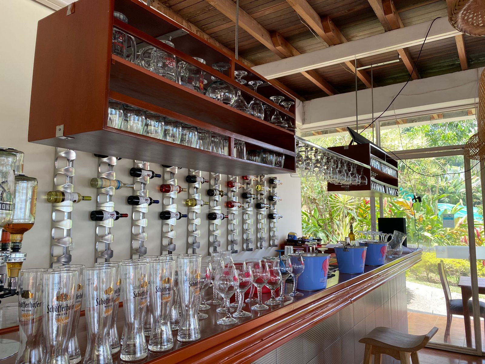 Un bar lleno de muchos vasos y botellas de vino.