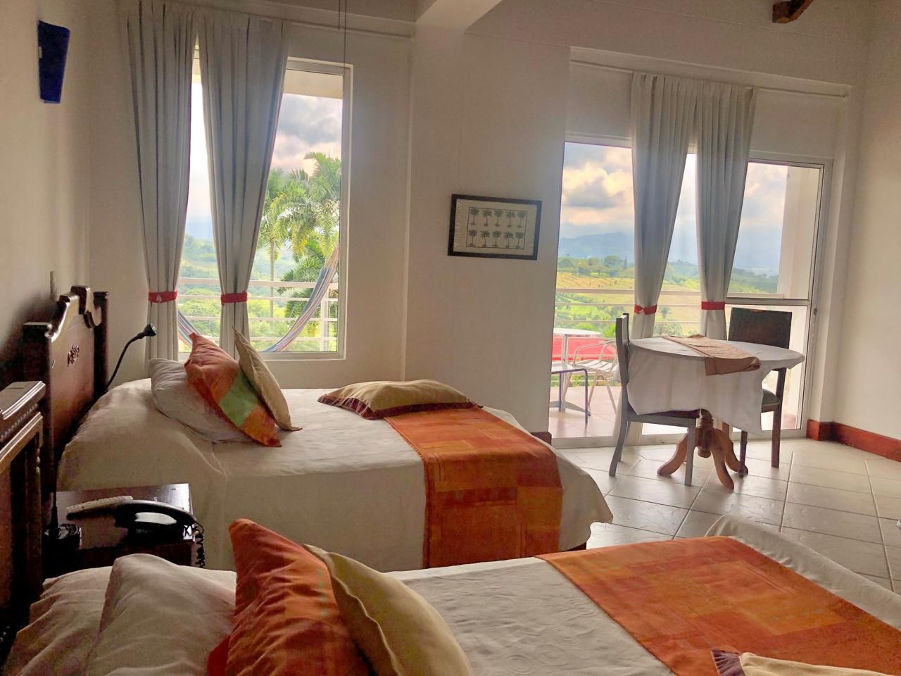 Una habitación de hotel con dos camas y una mesa