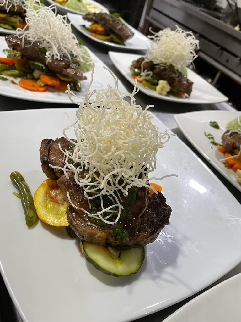 Un primer plano de un plato de comida sobre una mesa.