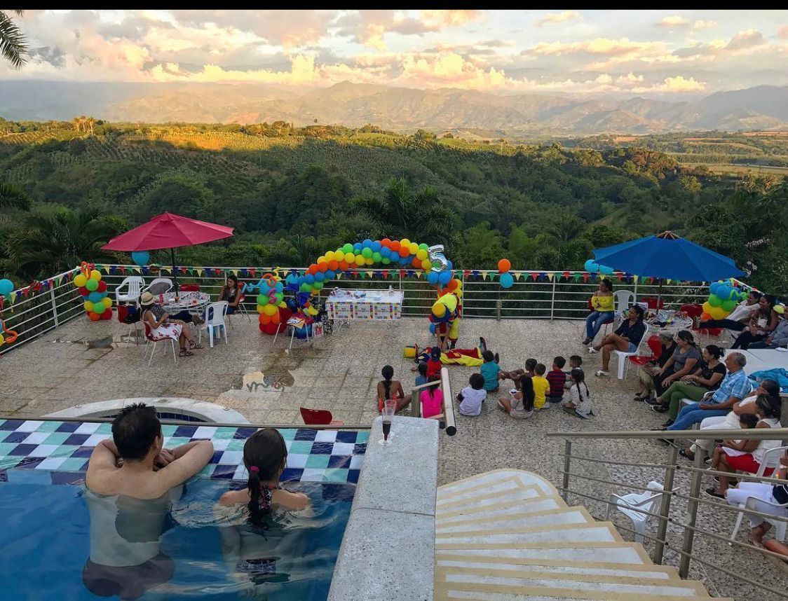 Un grupo de personas está sentada alrededor de una piscina.