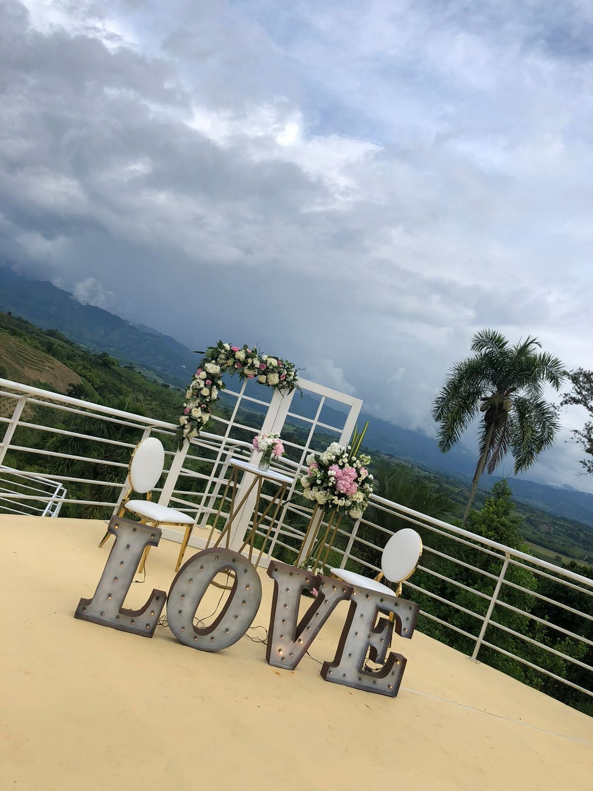 Un balcón con una mesa y sillas y un cartel que dice amor.