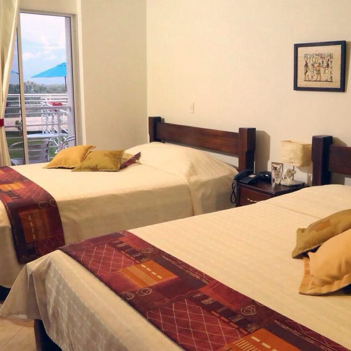 Una habitación de hotel con dos camas y un cuadro en la pared.