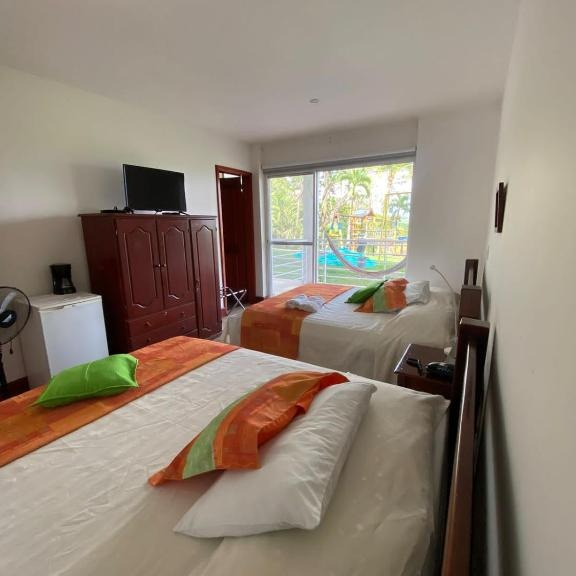 Una habitación de hotel con dos camas y televisión.