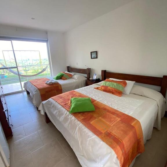 Un dormitorio con dos camas y una ventana.