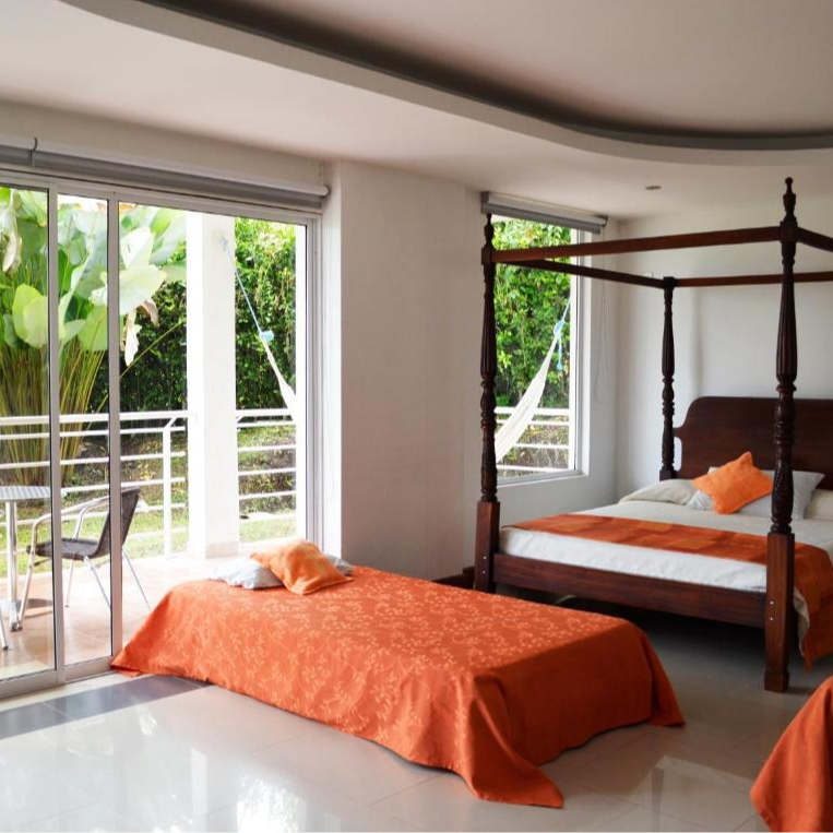 Un dormitorio con dos camas y una cama con dosel.