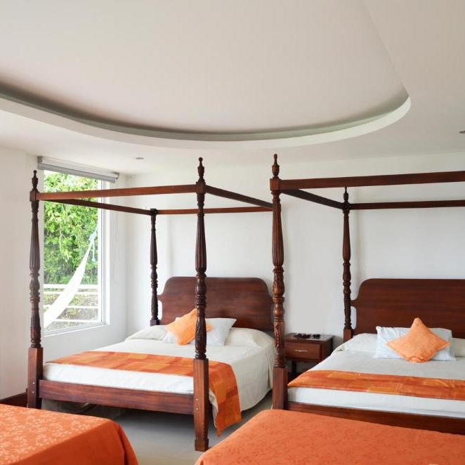 Un dormitorio con cuatro camas con dosel y dos camas individuales.
