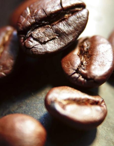 Un primer plano de algunos granos de café sobre una mesa.