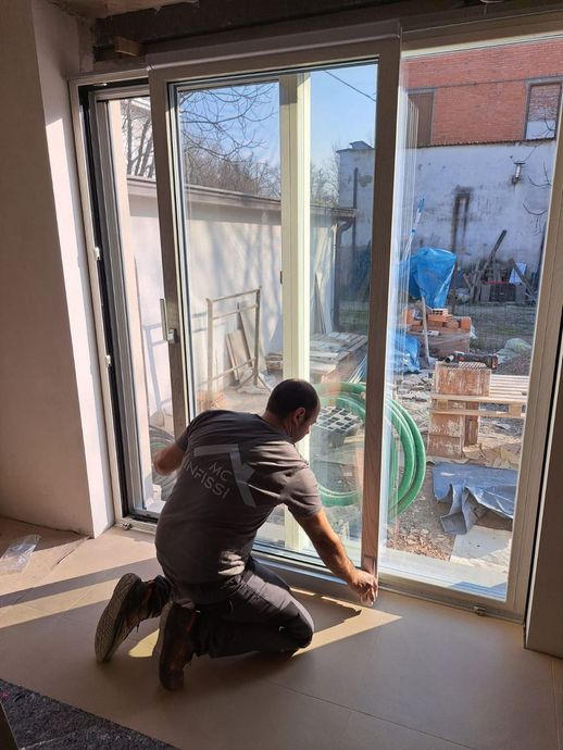 Operaio impegnato nell'installazione degli infissi