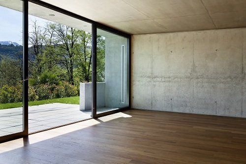 una stanza con delle vetrate con struttura in PVC