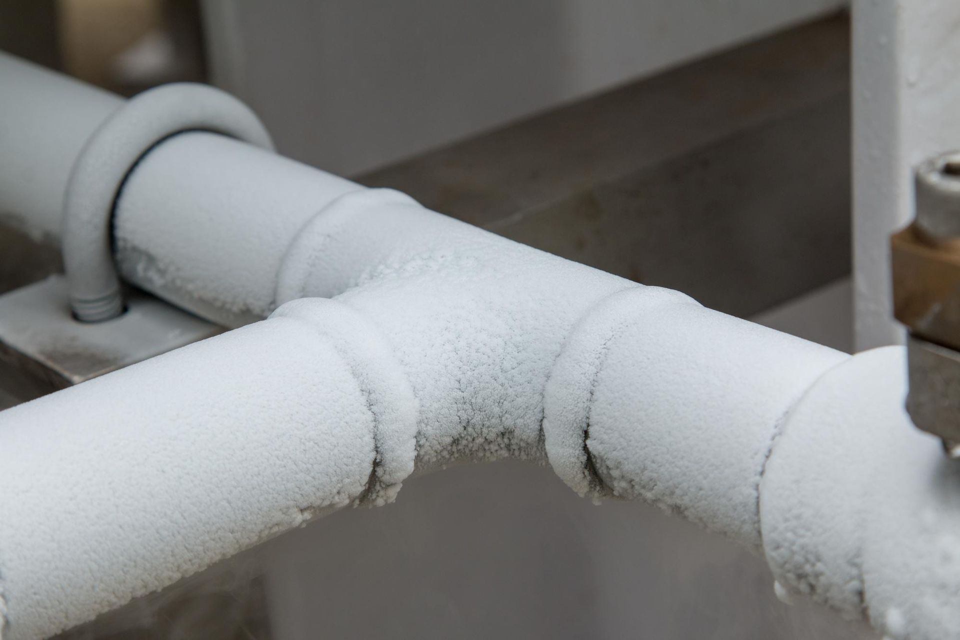 what to do with frozen pipes