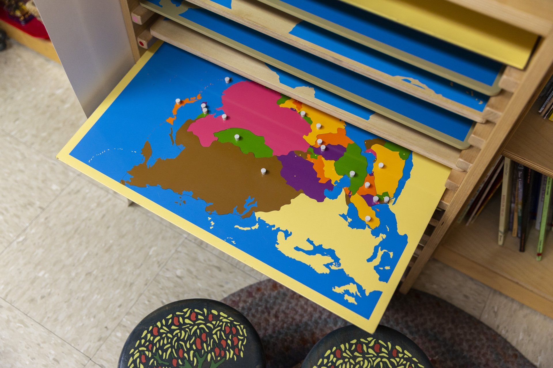 montessori-materials-spotlight-the-puzzle-maps