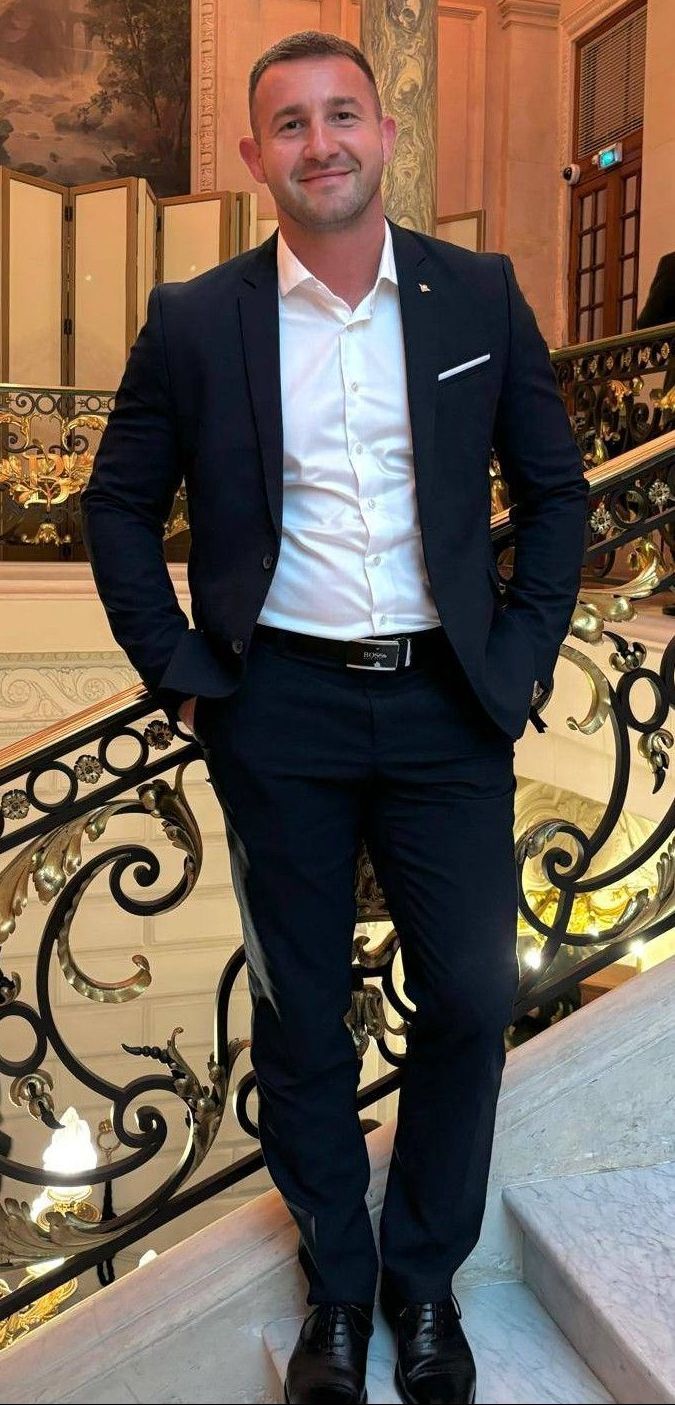 LoÏc MARTY, co fondateur et président de traction, en costume bleu chemise blanche, photo de plein pied dans un palace