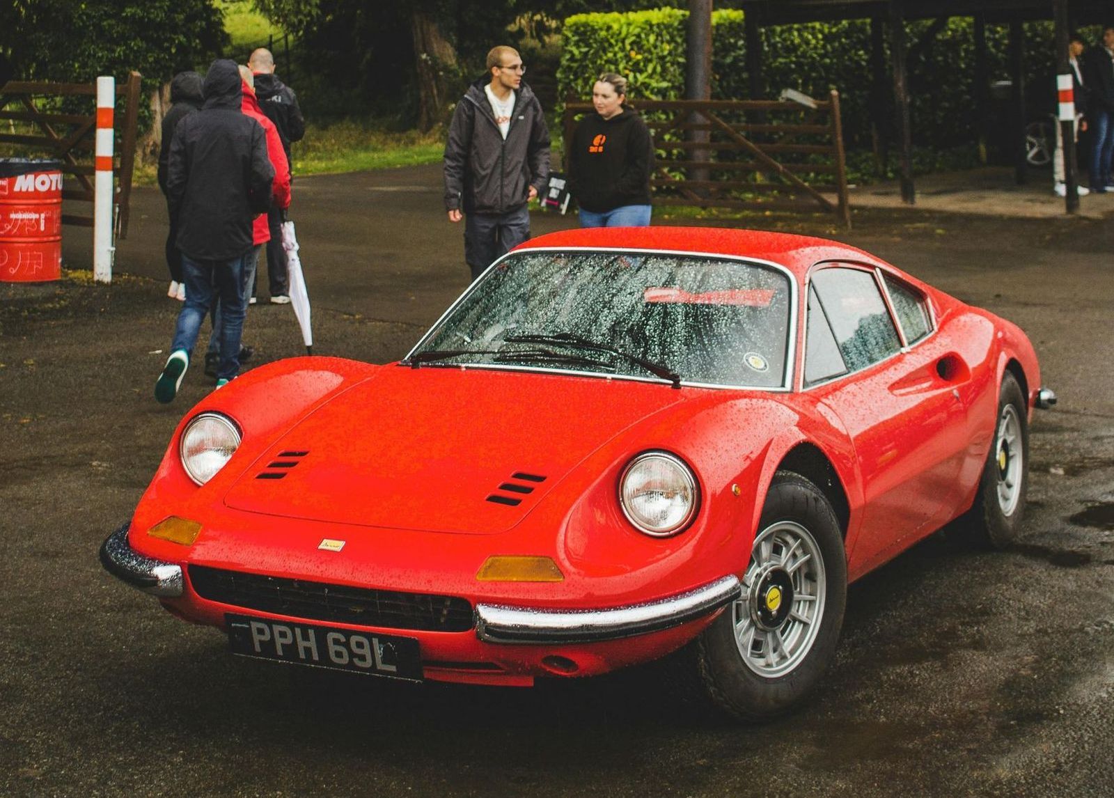 Véhicule de luxe rouge exposé au public