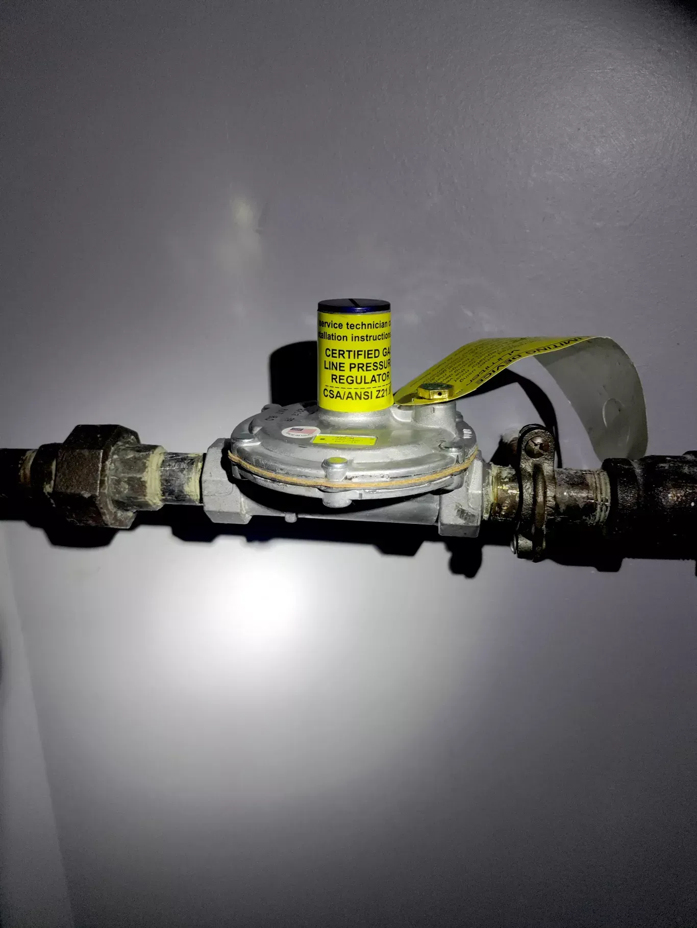 A close up of a gas valve on a pipe