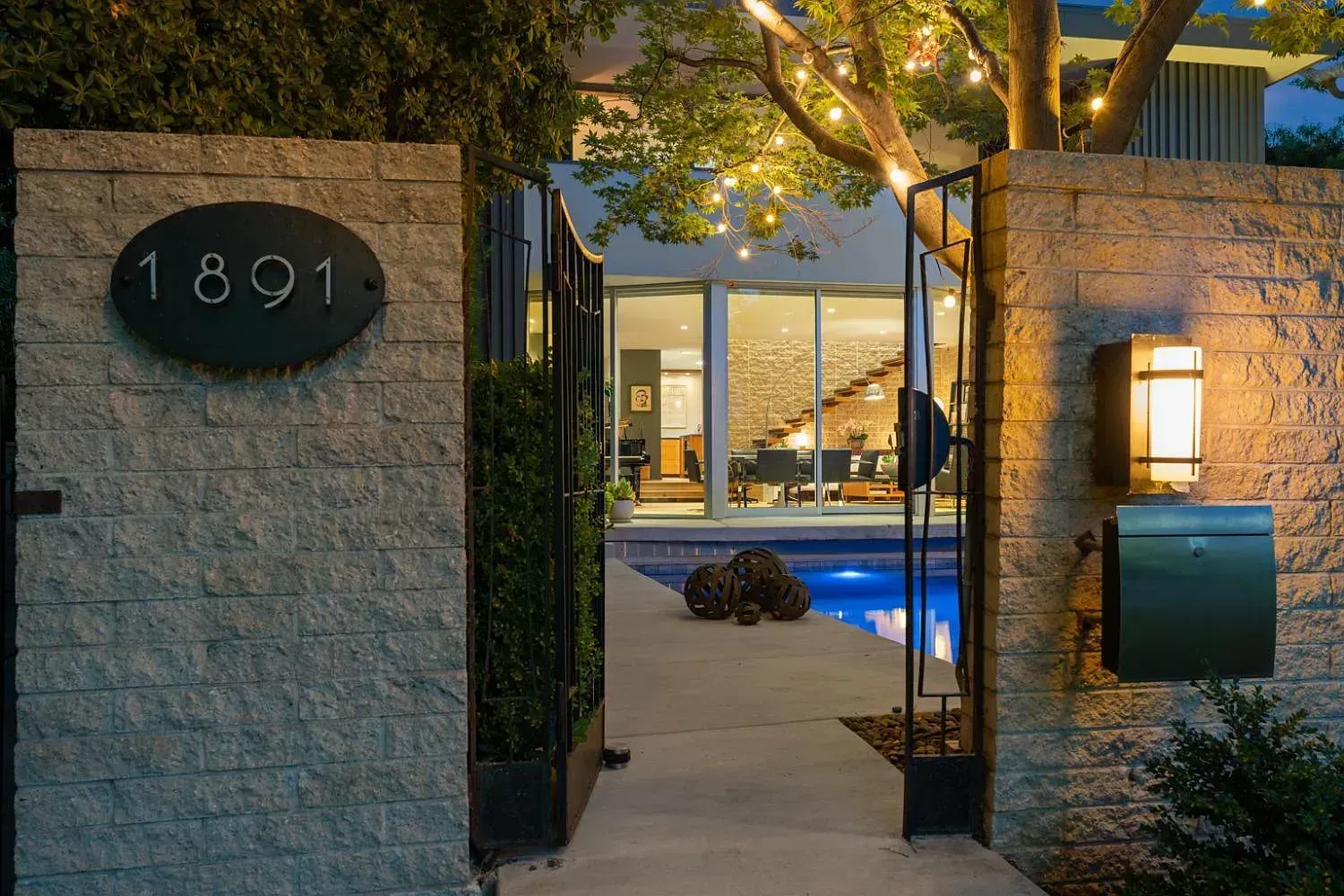 A house with the number 1891 on the front of it