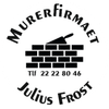Et logo for julius frost viser en murstensvæg og en murske