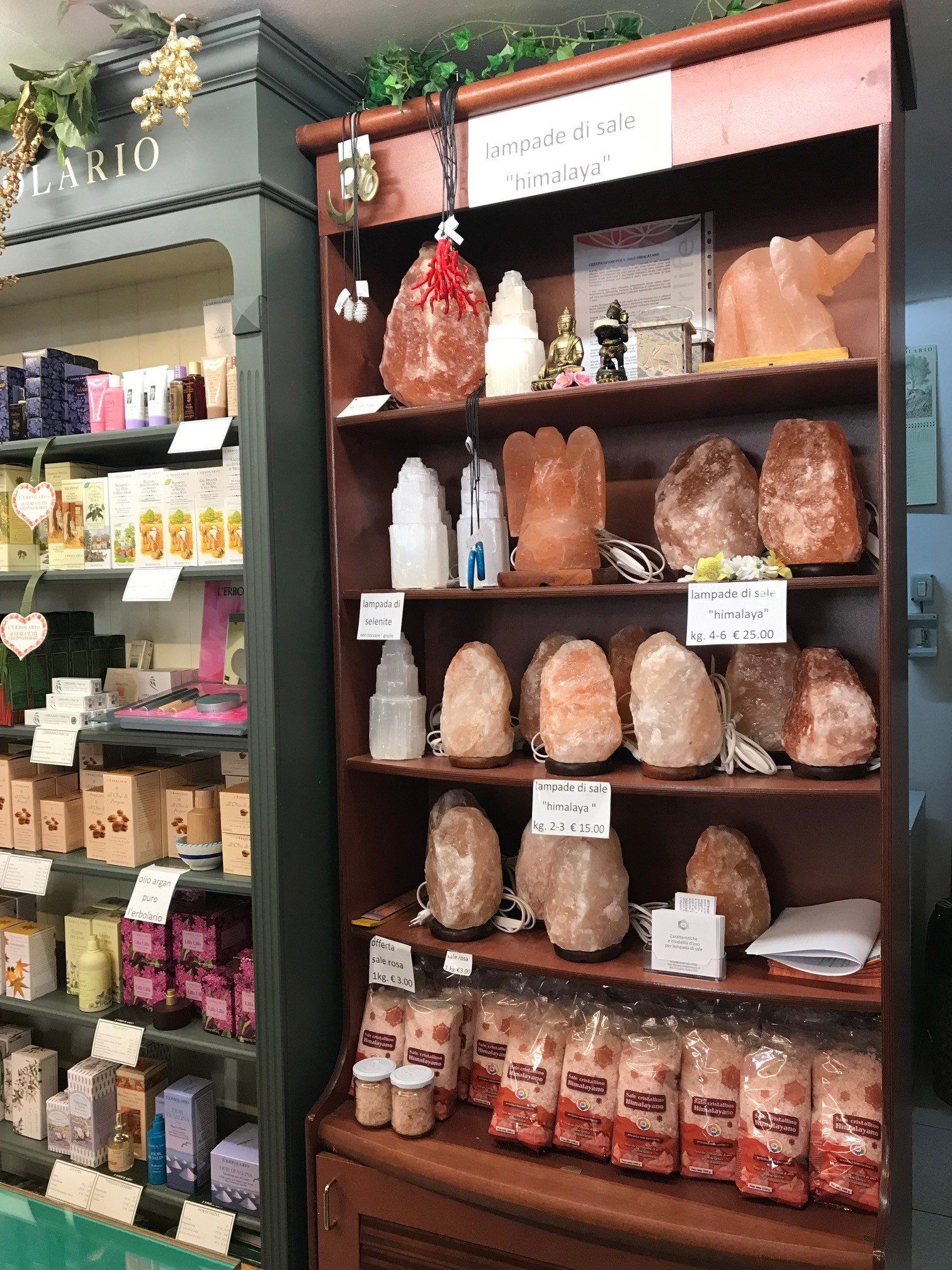 esposizione di lampade dell'Himalaya