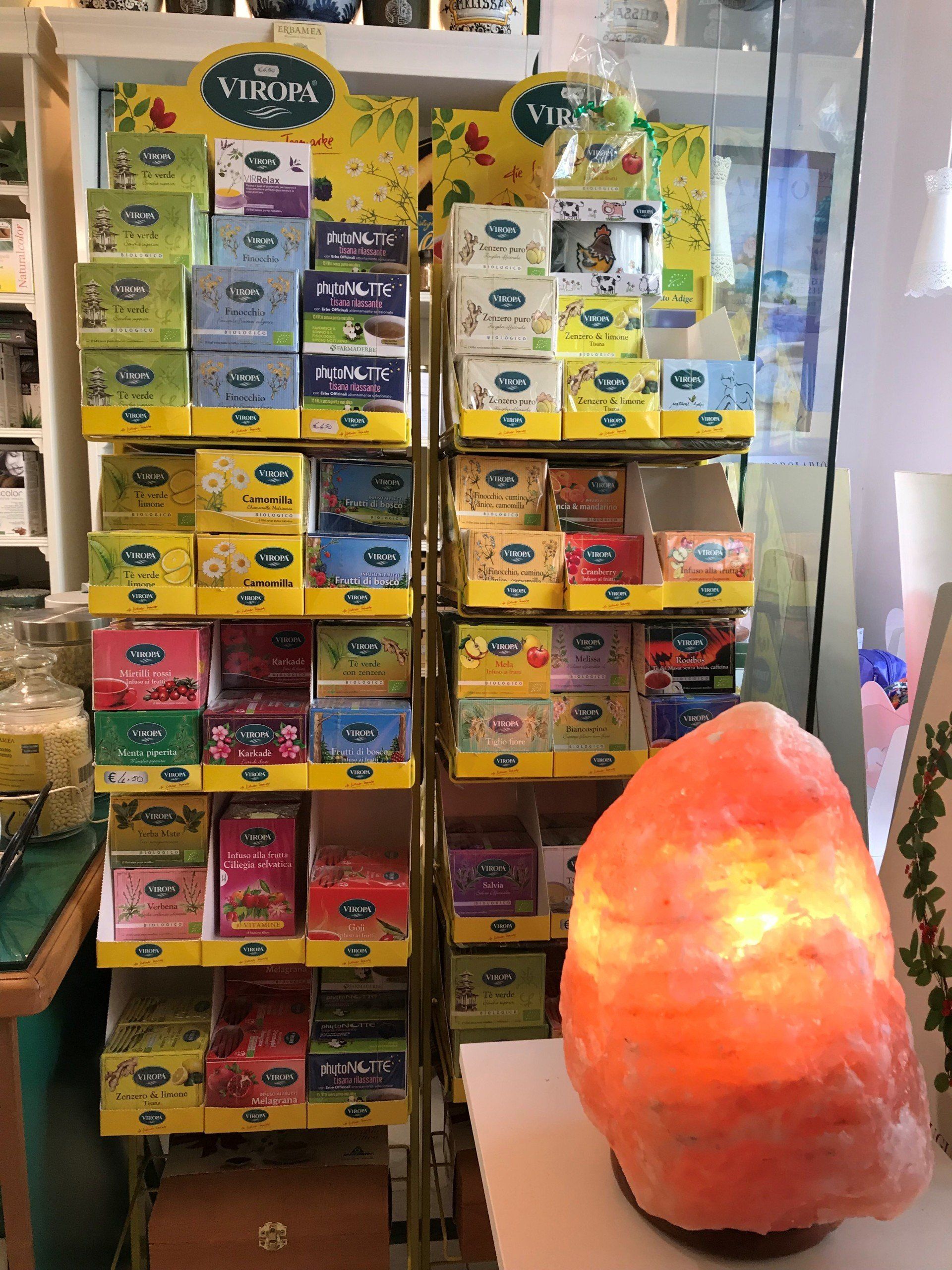 scaffale di the e infusi con lampada dell'himalaya