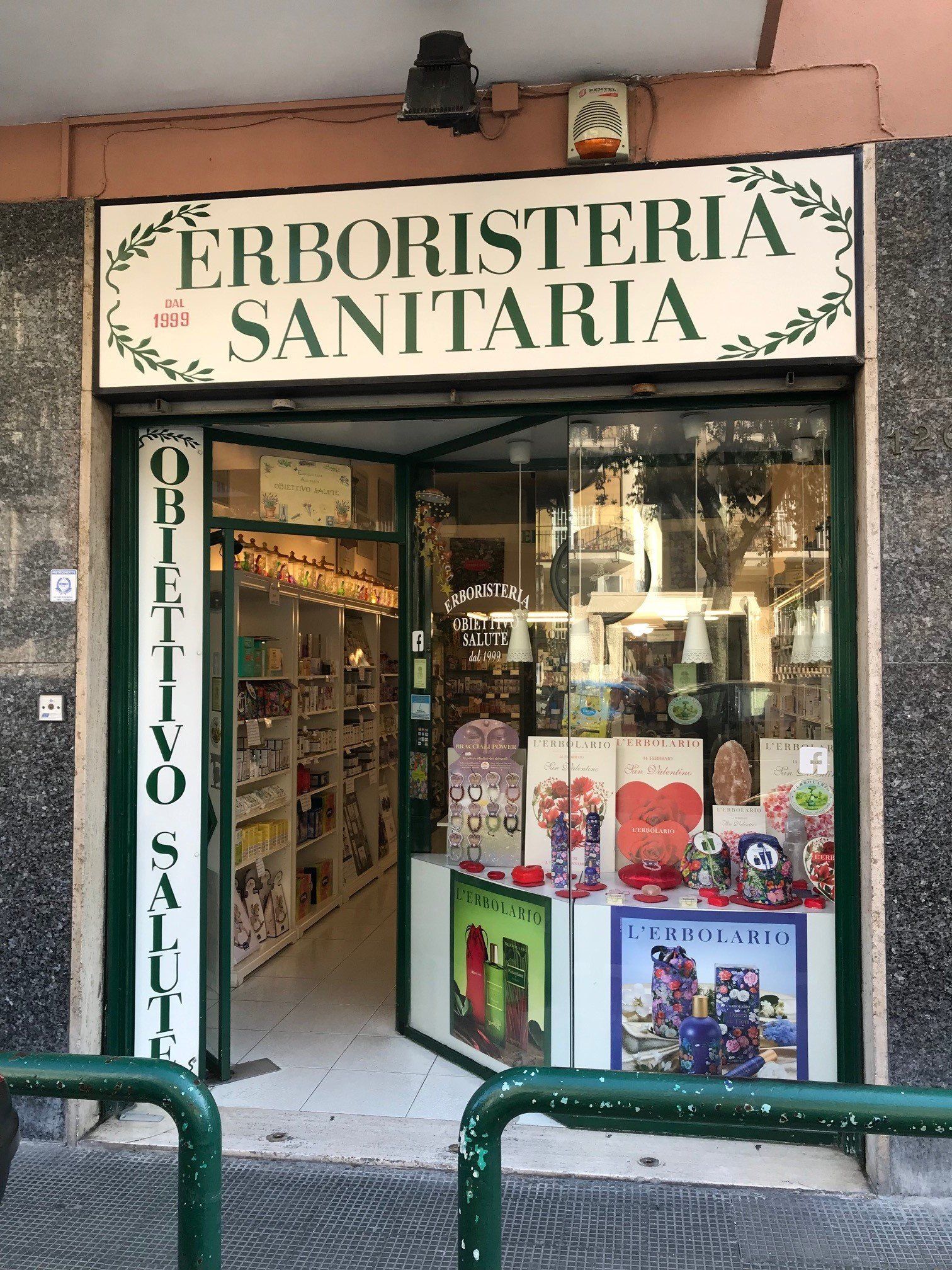 entrata dell'erboristeria sanitaria