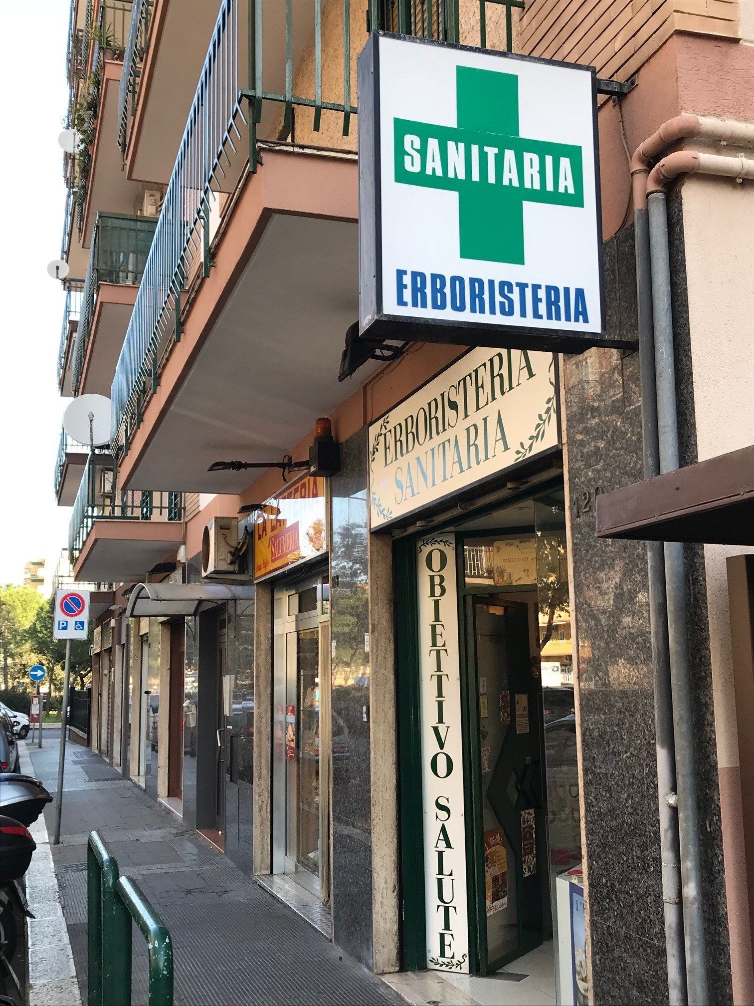 insegna del negozio dall'esterno