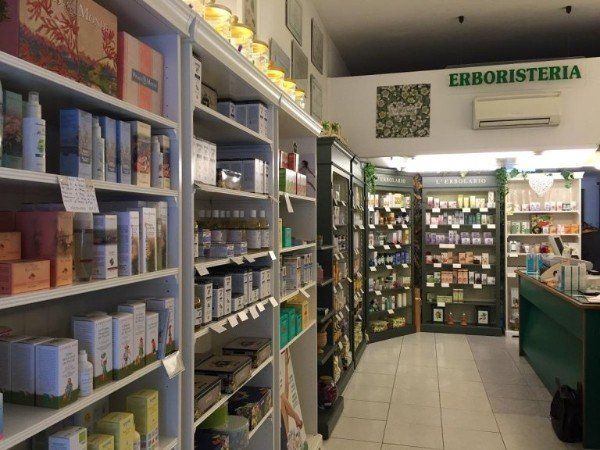 esposizione di articoli erboristici
