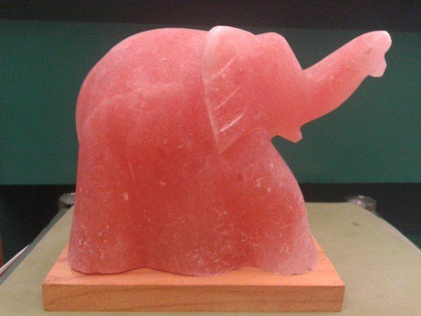 lampada di sale rosa a forma di elefante