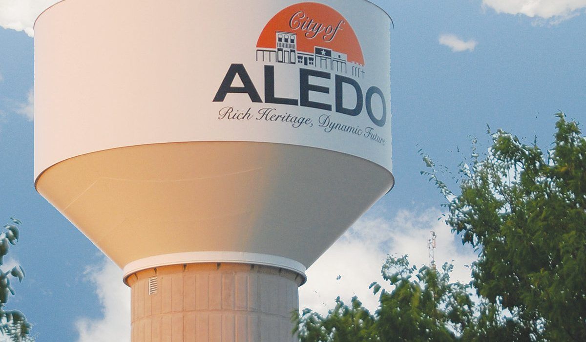 A water tower with the word aledo on it