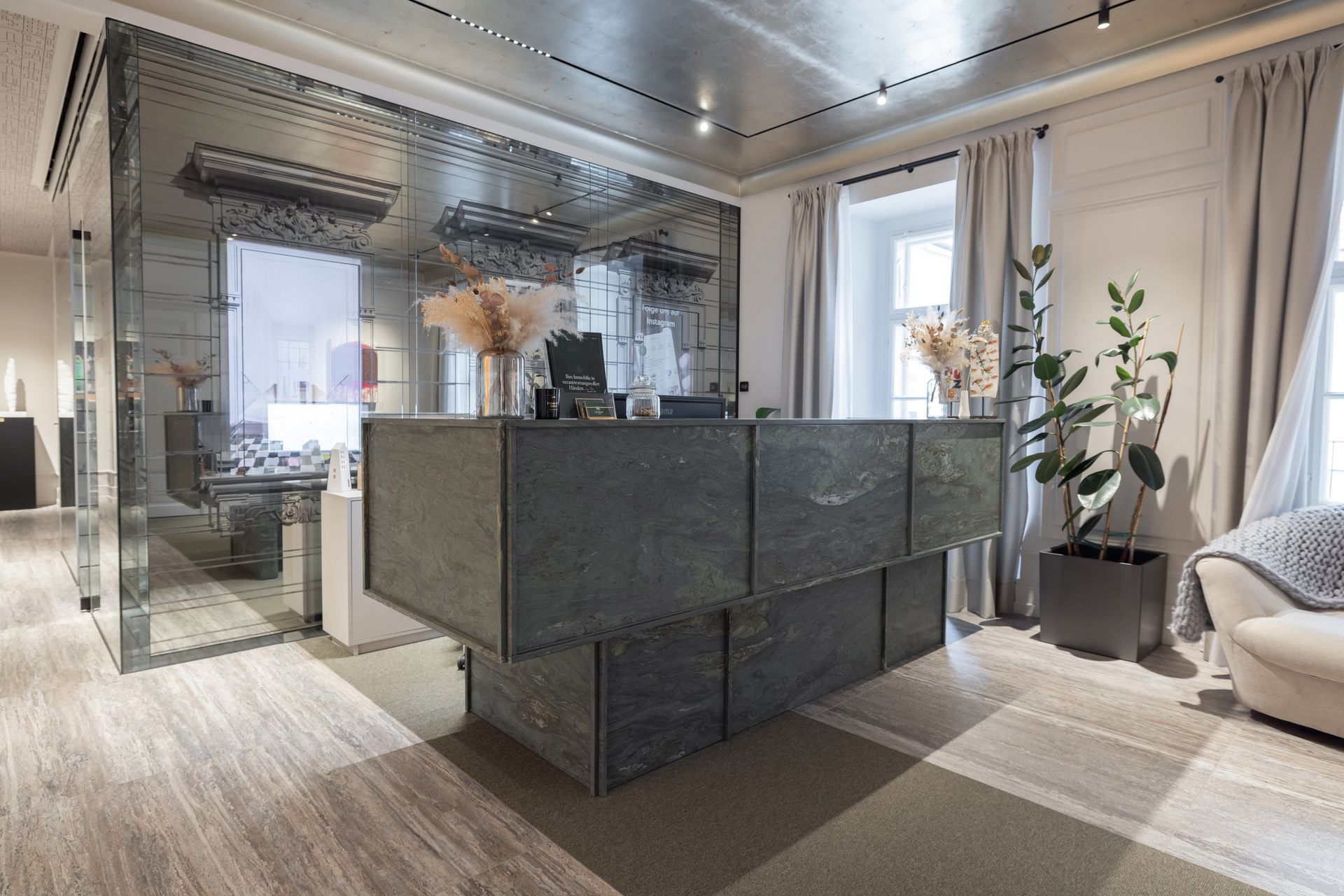 Restaurantnische mit Holzvertäfelung, dunklen Stühlen und schwarzen Pendelleuchten. Neonschild: „OfenBarung