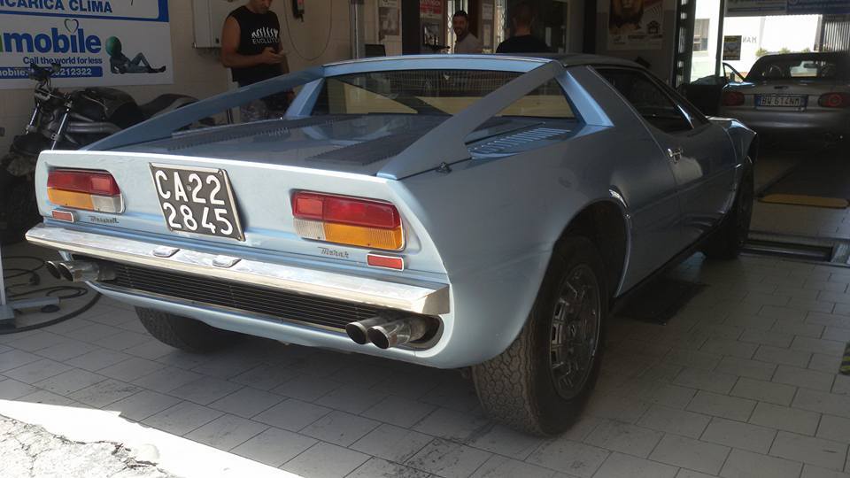 Veicolo sportivo durante revisione