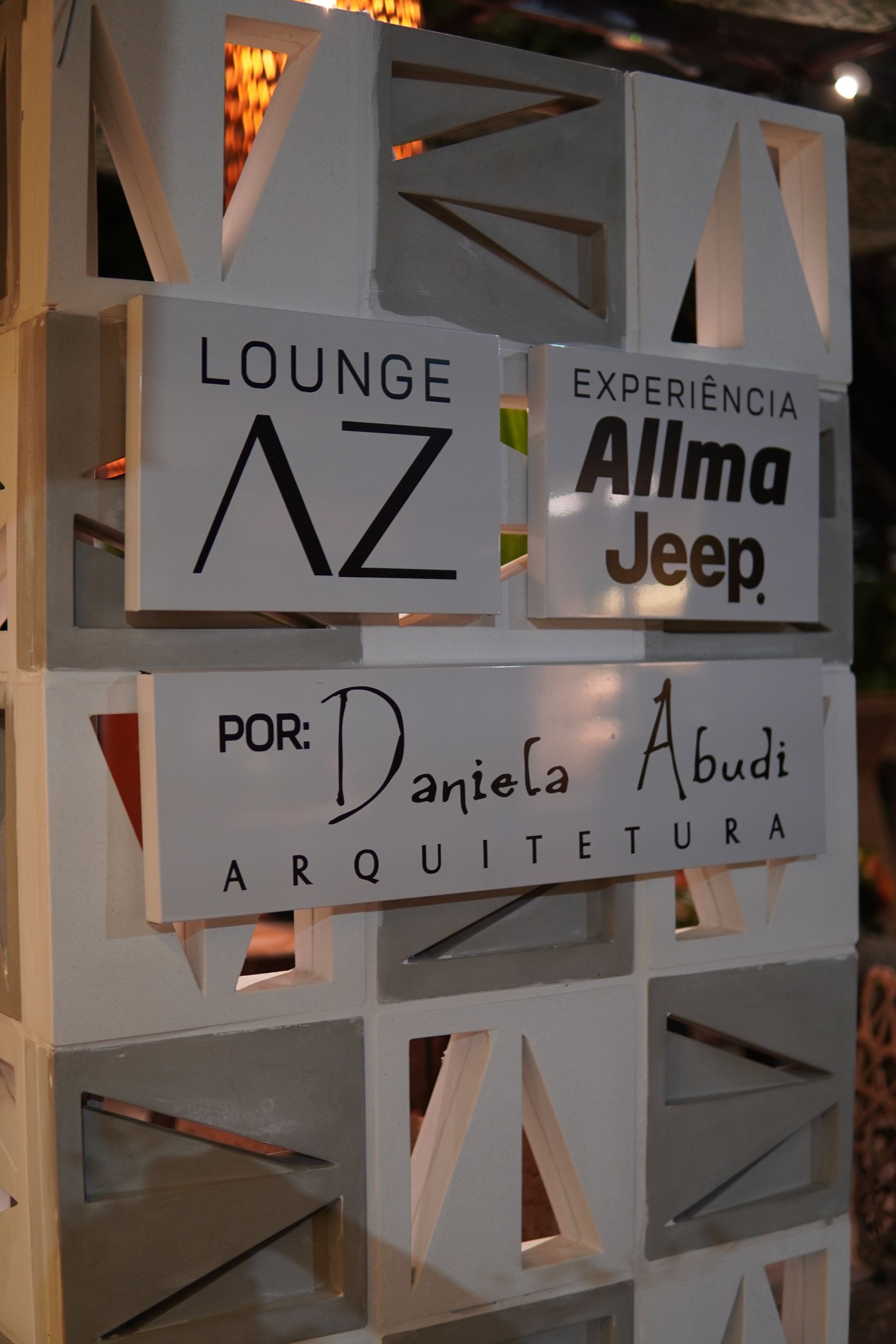 Uma placa que diz lounge az