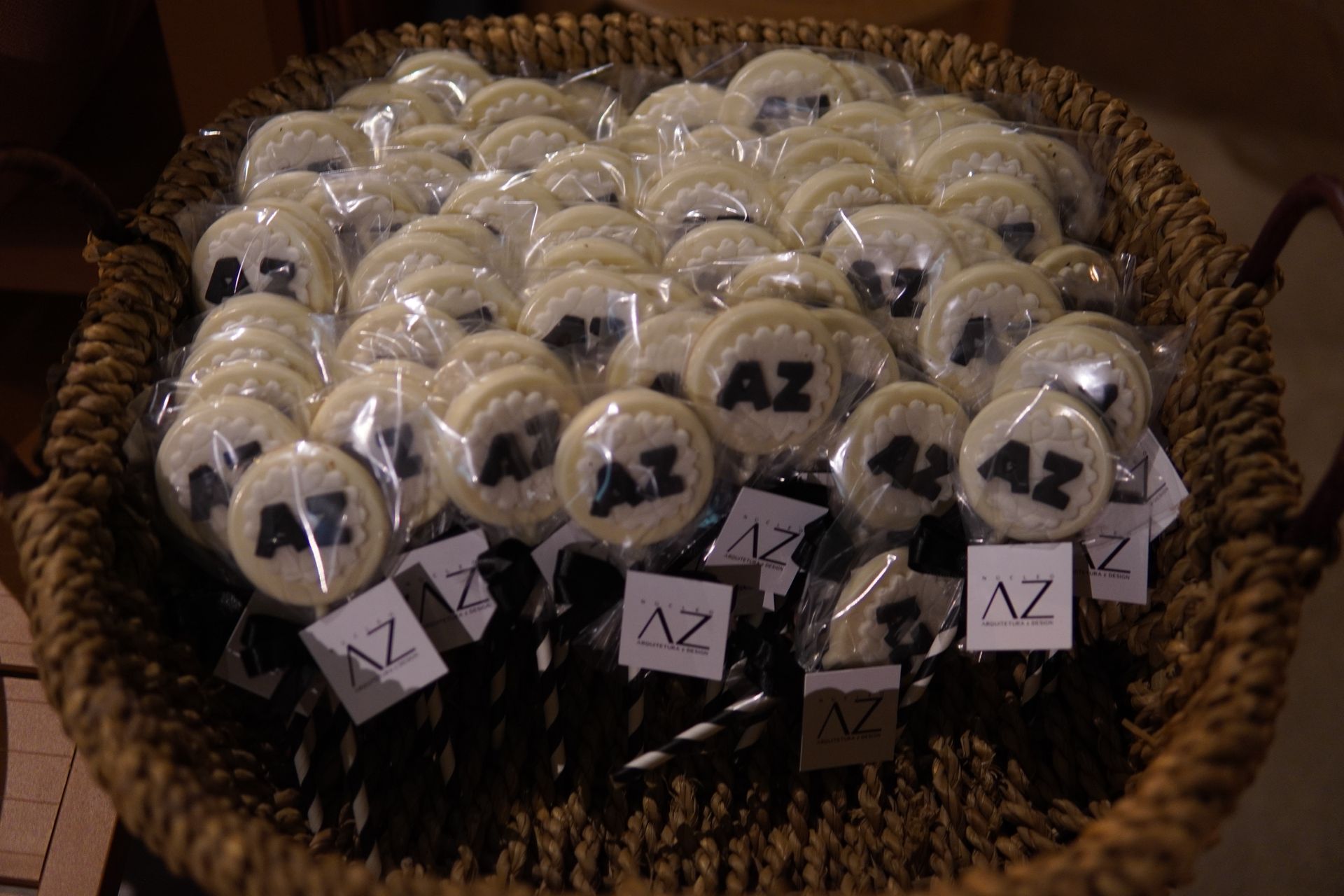 Uma cesta cheia de biscoitos com a letra az escrita neles