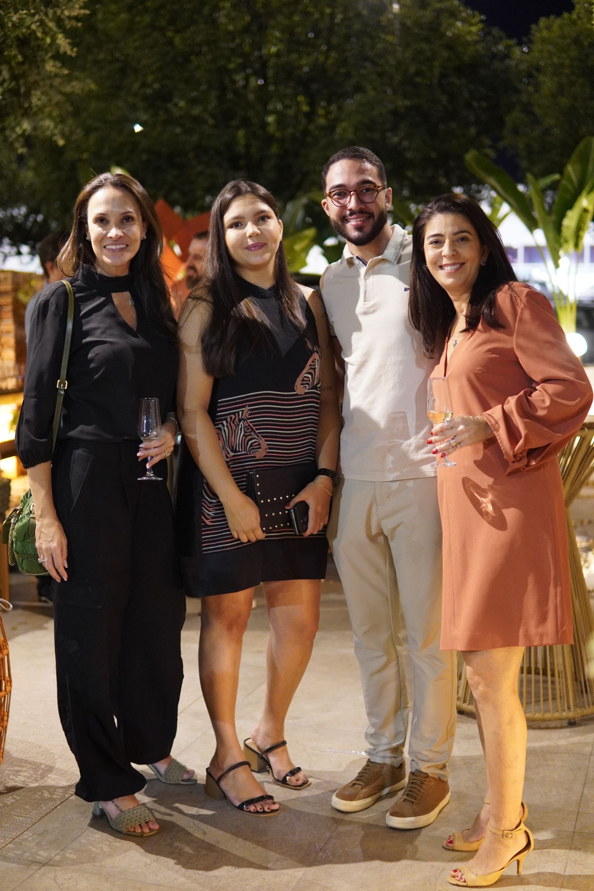 Um grupo de pessoas está posando para uma foto juntos.