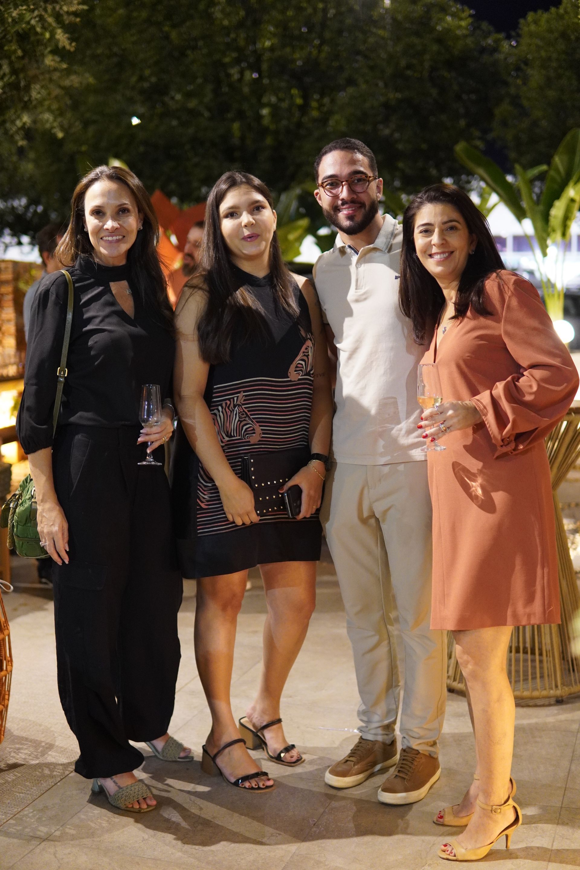 Um grupo de pessoas está posando para uma foto juntos.