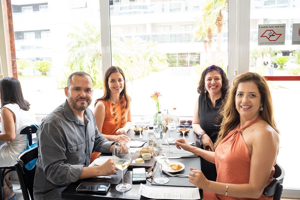 Um grupo de pessoas está sentado à mesa em um restaurante.