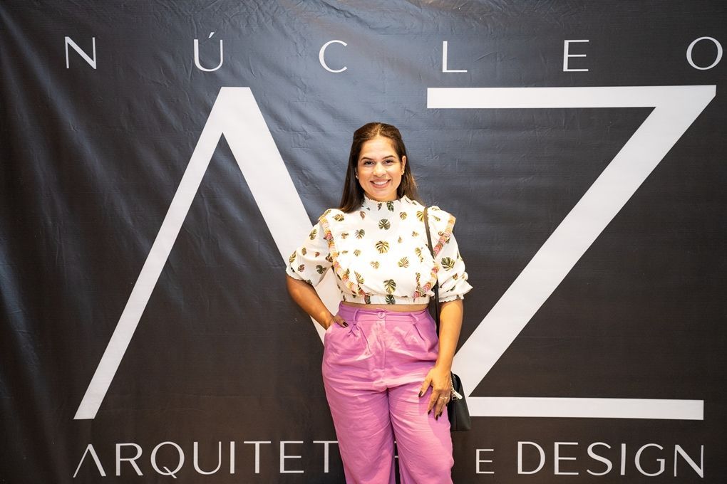 Uma mulher parada em frente a uma placa que diz arquitete design