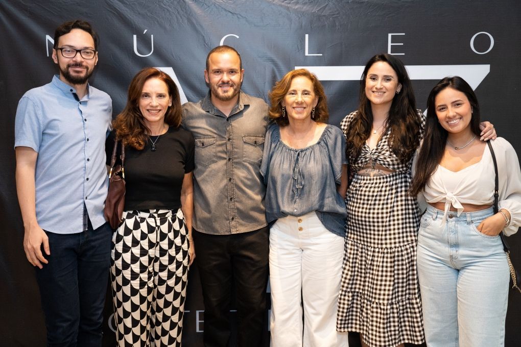 Um grupo de pessoas está posando para uma foto juntos.