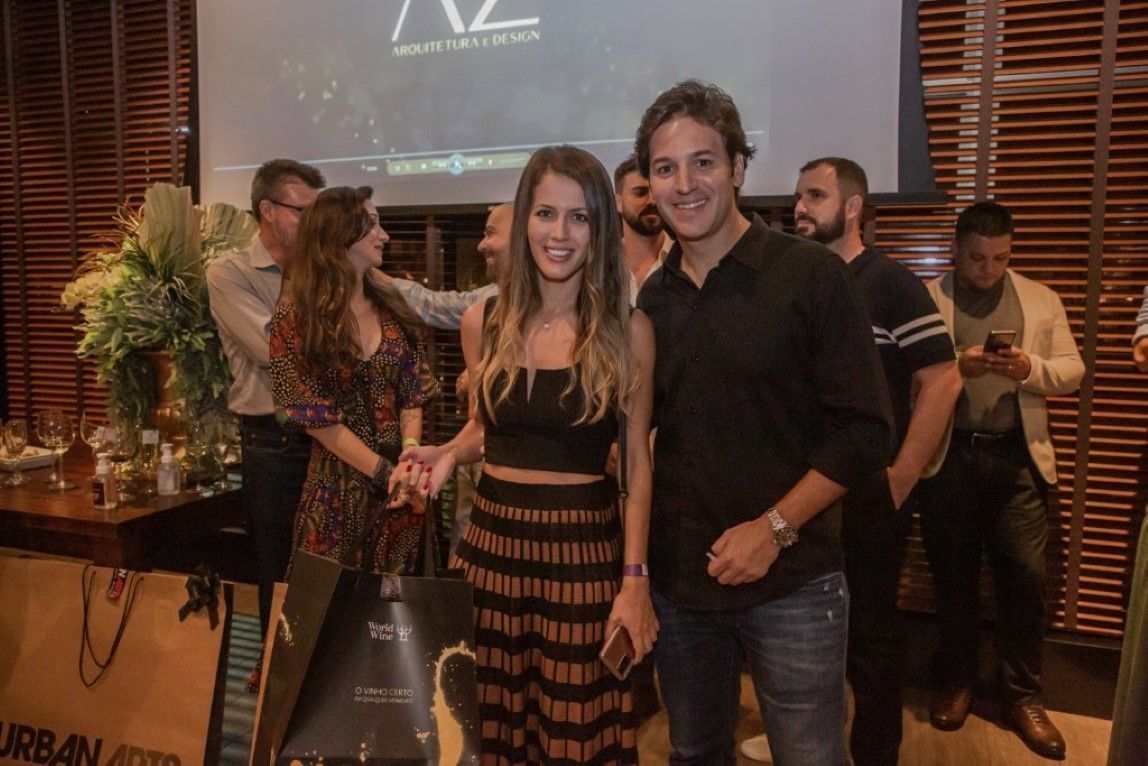 Um homem e uma mulher estão parados um ao lado do outro em uma sala.