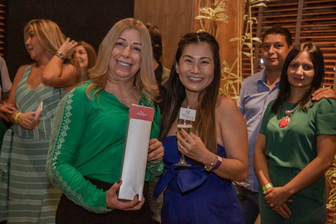 Um grupo de mulheres está posando para uma foto em uma festa.