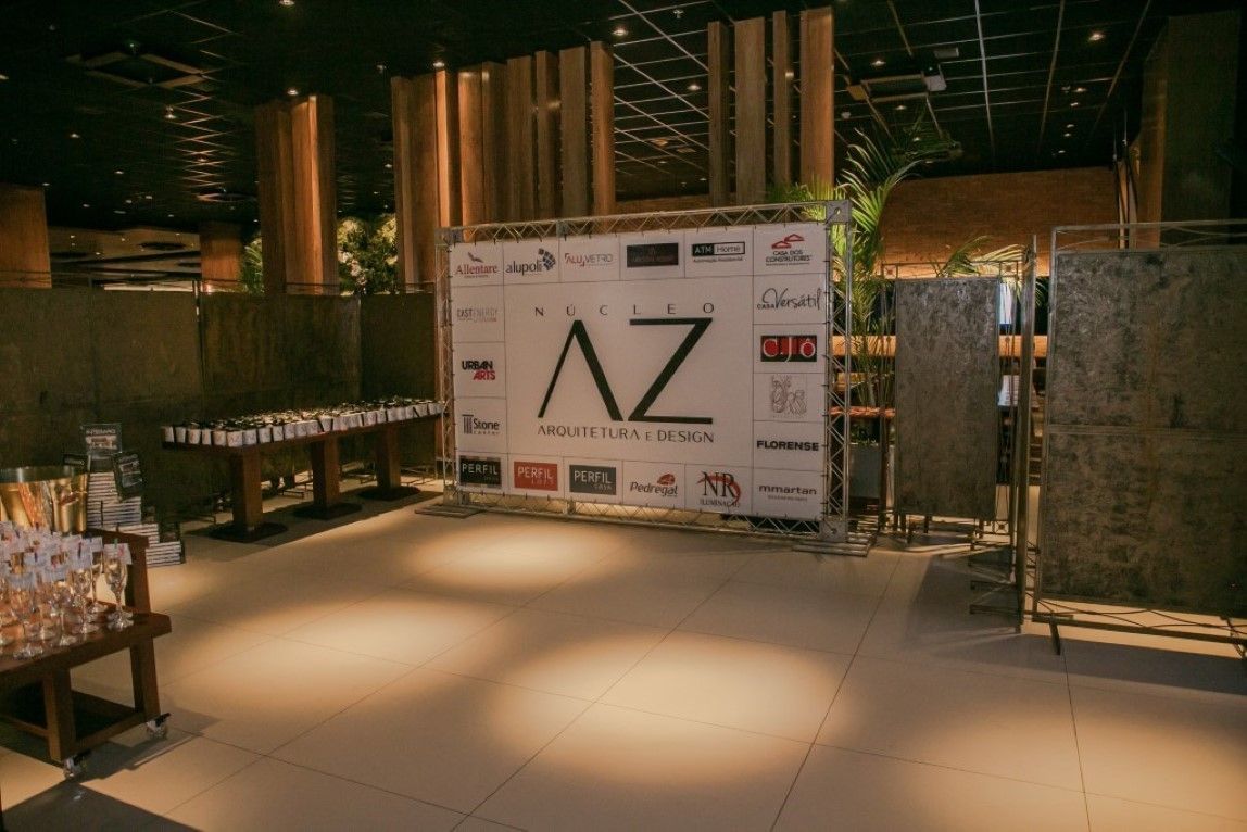 Uma grande faixa branca com a palavra az está em uma sala.