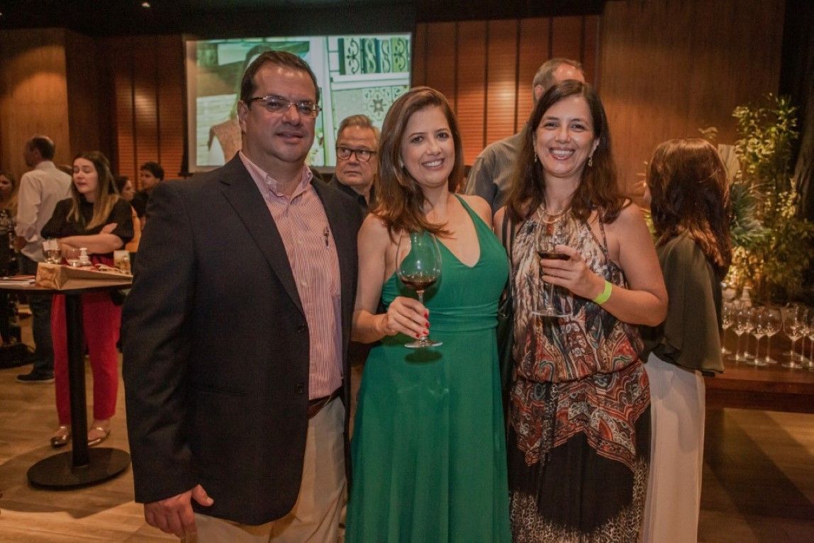 Um grupo de pessoas está posando para uma foto em uma festa.