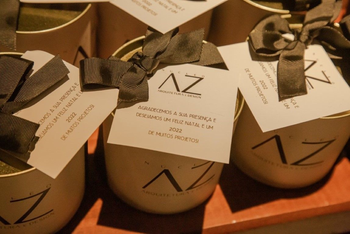 Uma fileira de velas com uma etiqueta que diz az nela