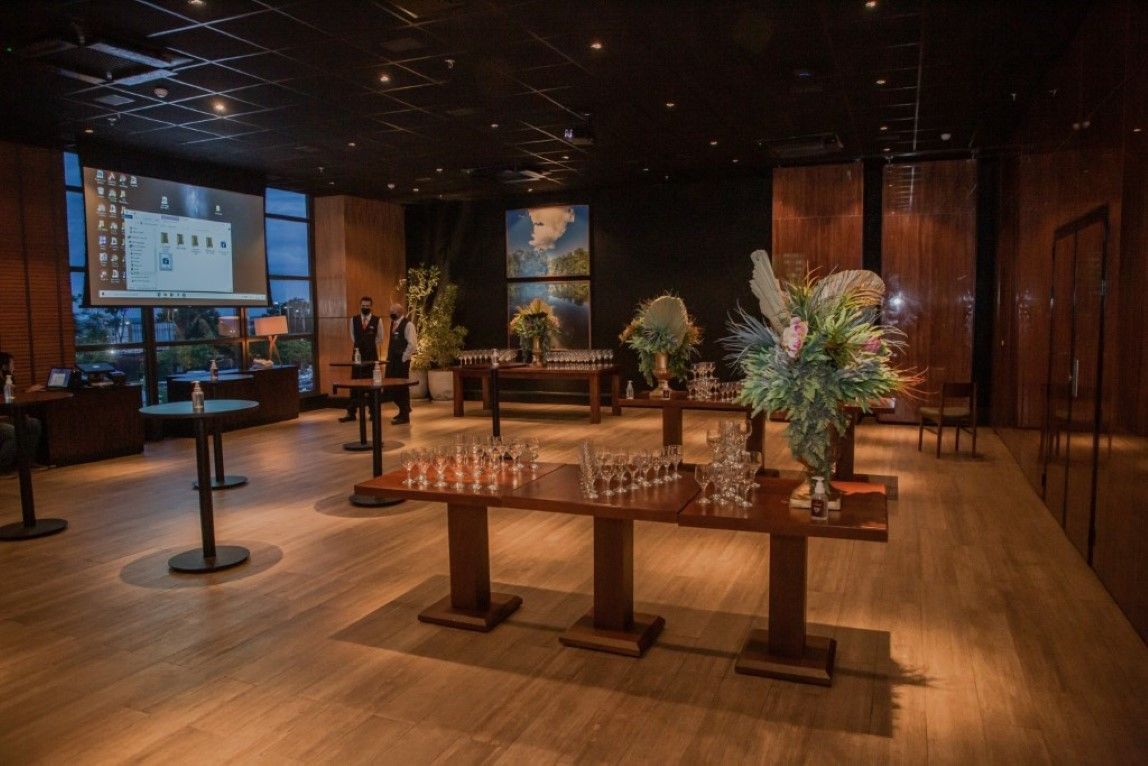 Uma sala grande com mesas e copos sobre elas