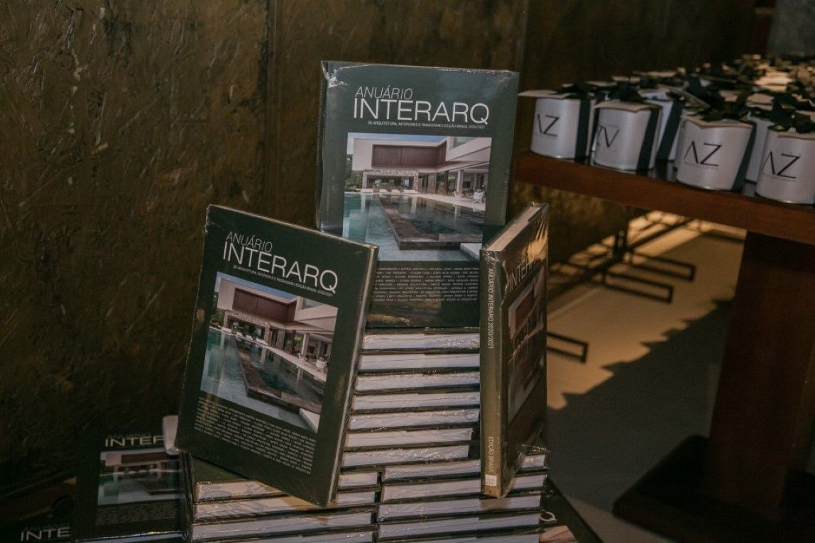 Uma pilha de livros sobre uma mesa intitulada interao