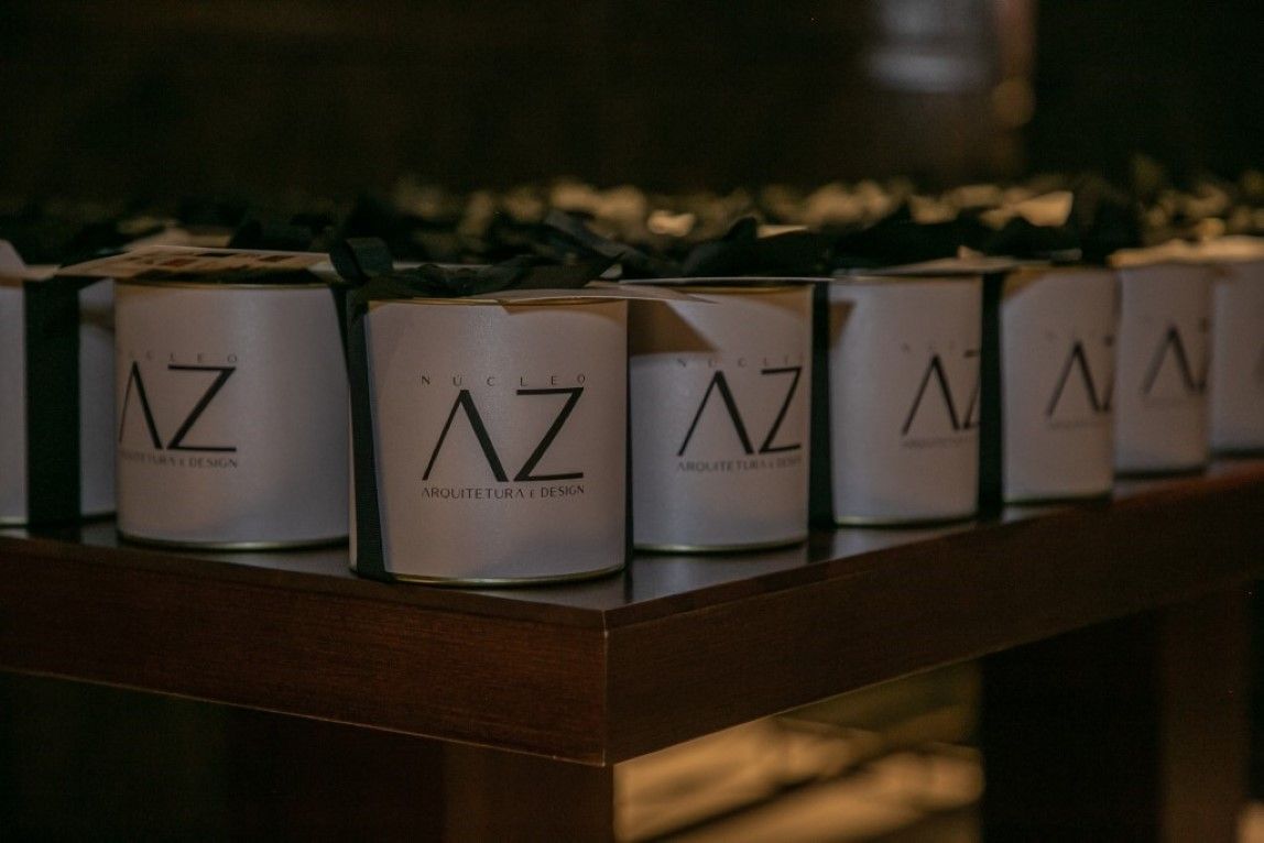 Uma fileira de latas brancas com az escrito nelas