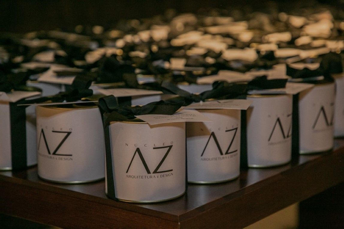 Uma fileira de latas brancas com az escrito nelas