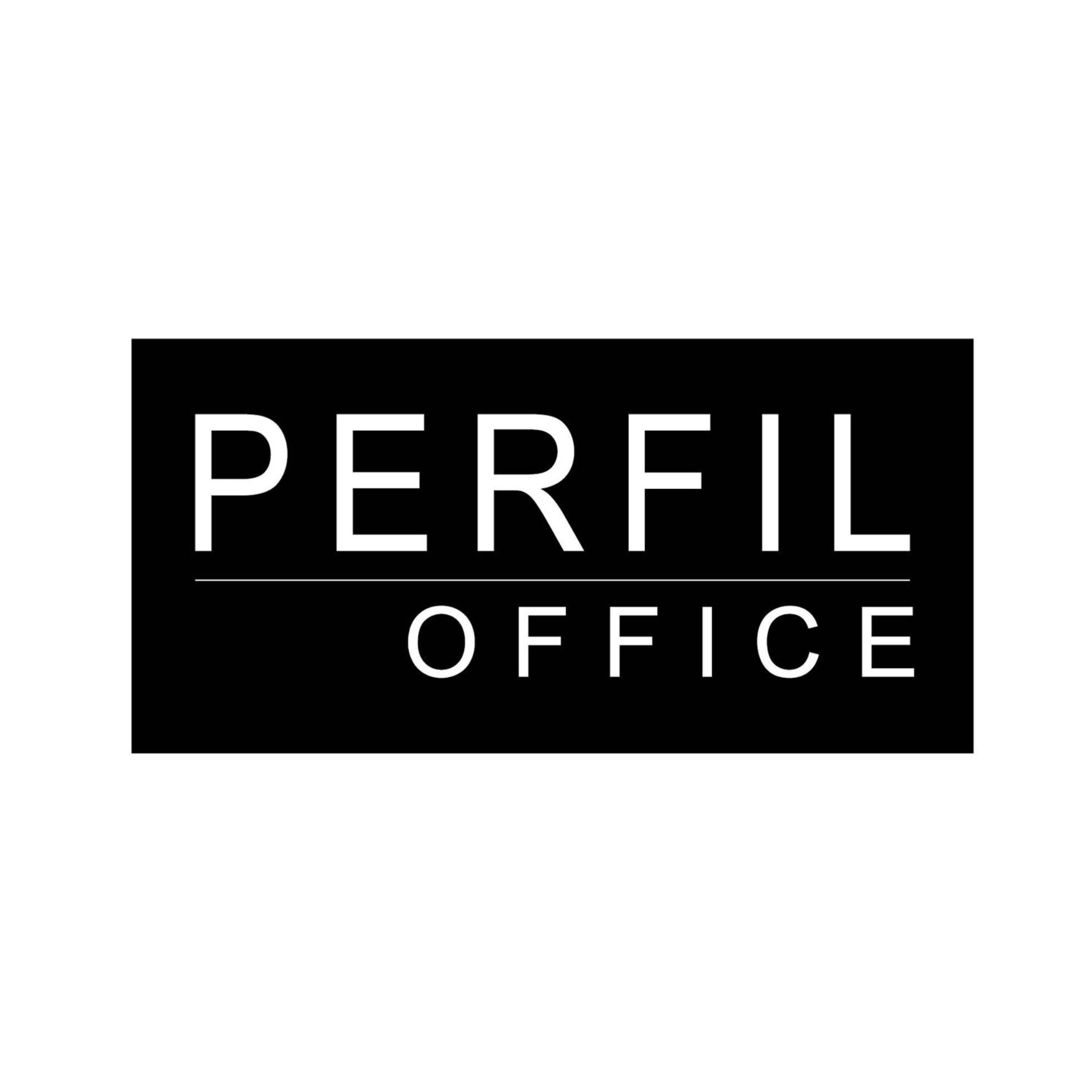 O logotipo do escritório perfil é branco sobre fundo preto.