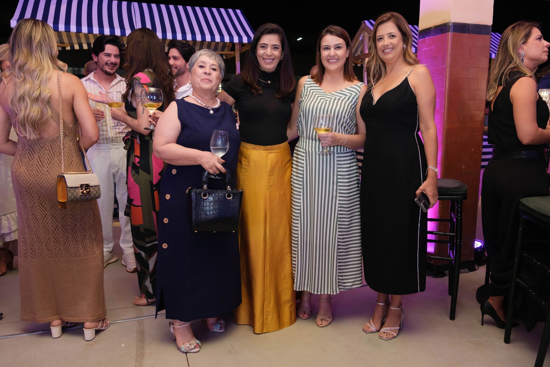 Um grupo de mulheres está posando para uma foto em uma festa.