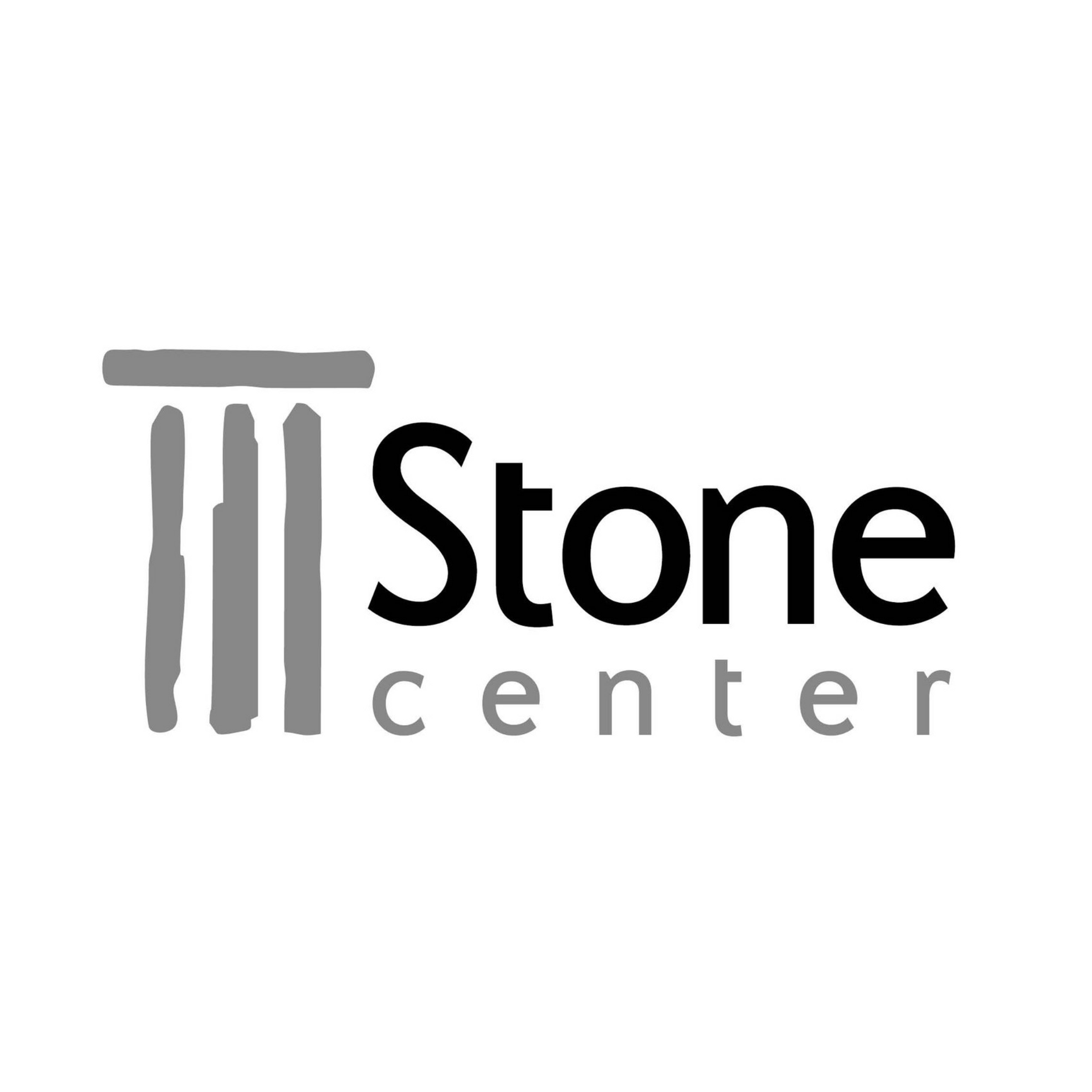 É um logotipo em preto e branco para um centro de pedras.